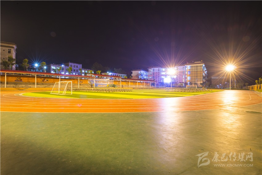 九龍灣壩寄宿制學(xué)?！白兡樣洝? onload=