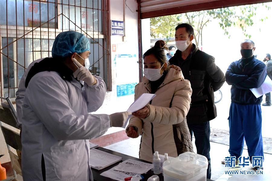 （抓好經(jīng)濟發(fā)展 應(yīng)對復(fù)雜局面·圖文互動）（3）2500萬農(nóng)民工如何安全返崗？——農(nóng)民工大省四川復(fù)工觀察