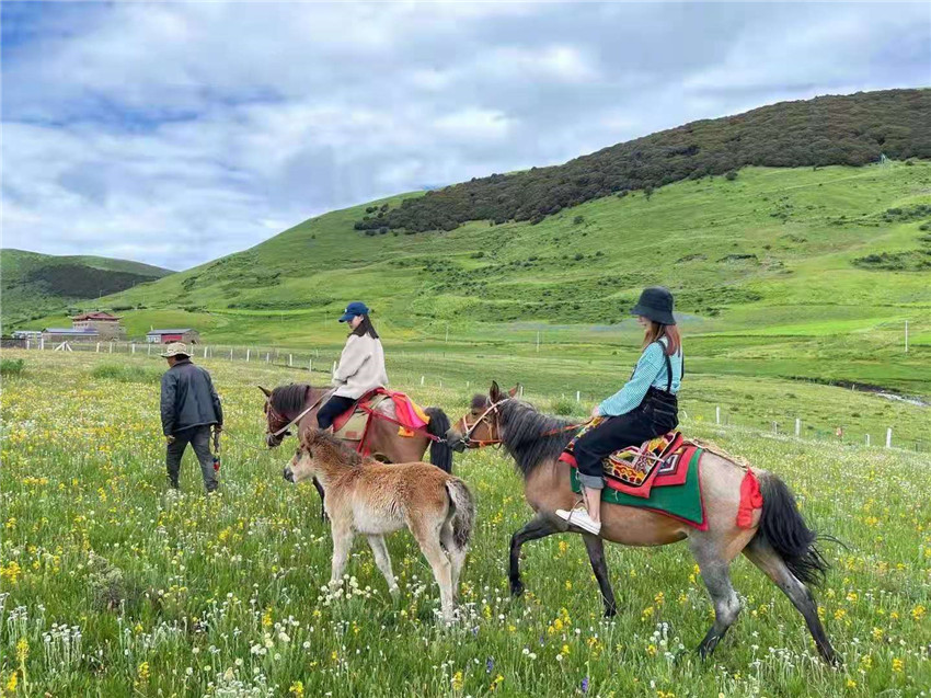 游客在祝?；êｓw驗騎馬  任剛.jpg