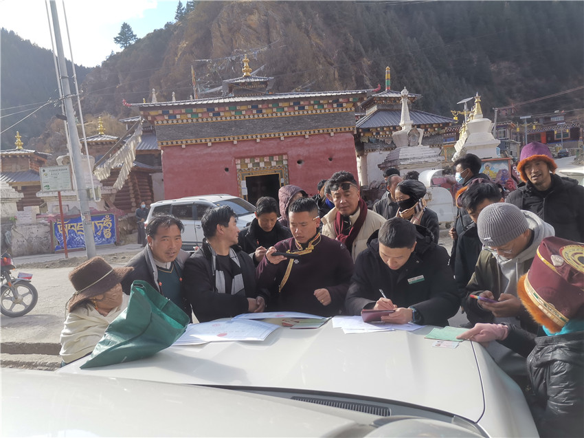 別樣的汽車銀行很接地氣，農(nóng)行德格縣支行開展農(nóng)戶信息建檔，現(xiàn)場為百姓開展金融服務。.jpg