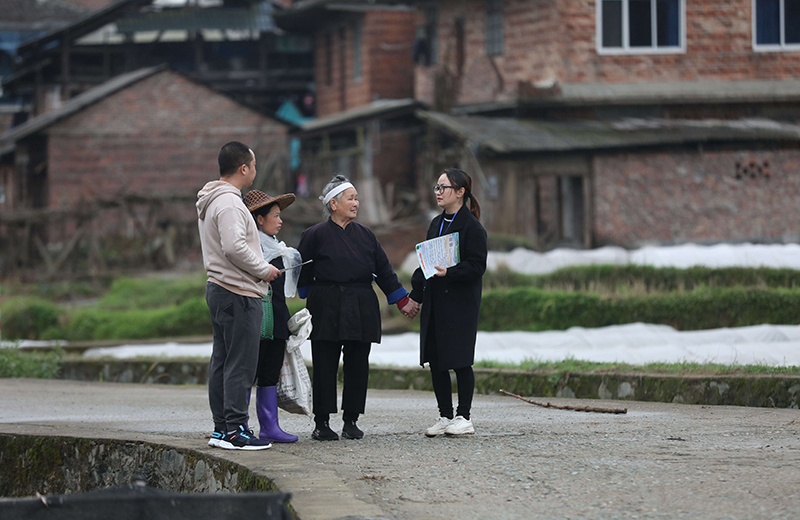 2022年3月24日，在廣西柳州市三江侗族自治縣良口鄉(xiāng)南寨村，紀(jì)檢監(jiān)察干部（右一、左一）在了解惠農(nóng)政策落實情況。