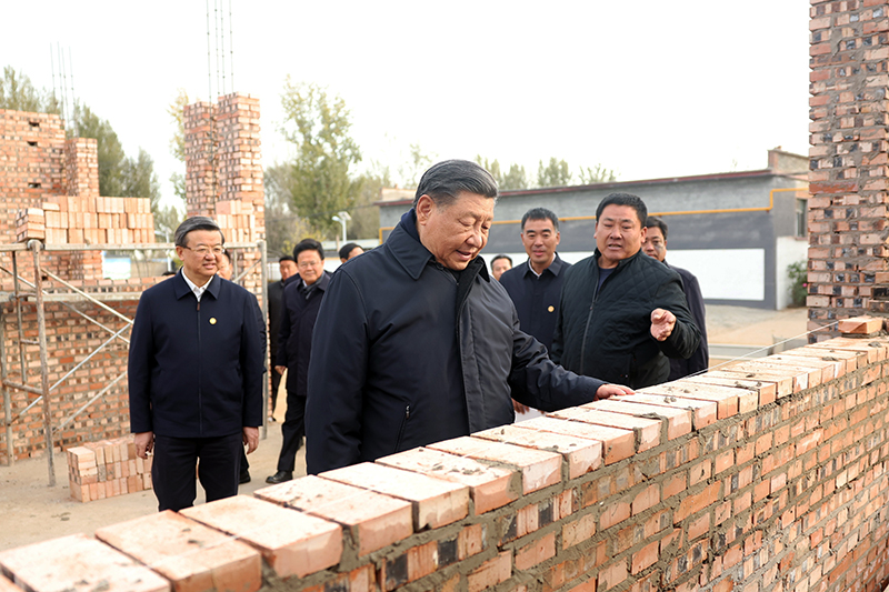 2023年11月10日，習(xí)近平總書記在河北保定涿州市刁窩鎮(zhèn)萬全莊村房屋重建施工現(xiàn)場考察。