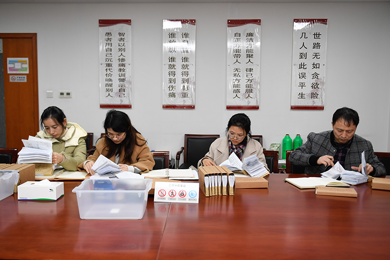 2020年1月8日，浙江寧波市北侖區(qū)紀(jì)委工作人員在檢查北侖區(qū)大數(shù)據(jù)發(fā)展管理中心2019年的公款消費票據(jù)，查找是否存在違規(guī)問題。