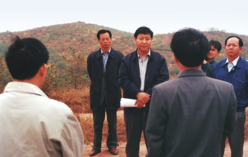 1999年11月，習(xí)近平在龍巖市長汀縣河田水土流失治理區(qū)調(diào)研。圖源：《習(xí)近平在福建（下）》