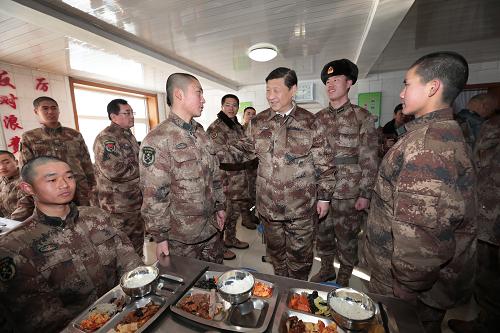 2014年1月26日中午，習(xí)近平來到連隊食堂，同戰(zhàn)士們一起用餐。新華社記者 李剛 攝