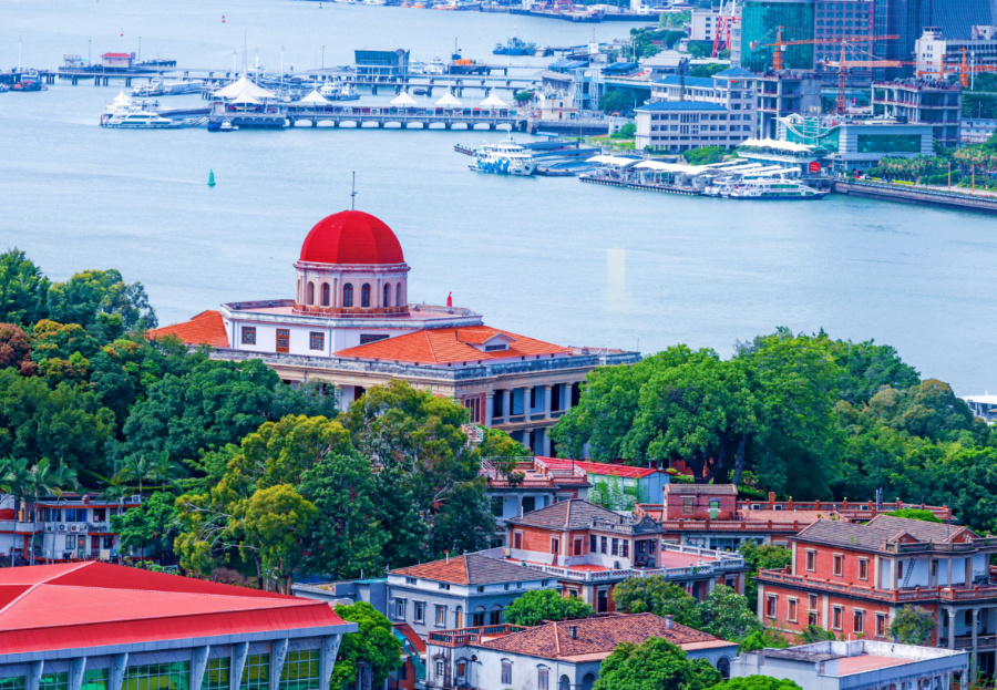 鼓浪嶼素有“萬(wàn)國(guó)建筑博物館”的美譽(yù)，八卦樓作為全國(guó)重點(diǎn)文物保護(hù)單位，是鼓浪嶼世界文化遺產(chǎn)核心要素之一。楊勁堅(jiān) 攝